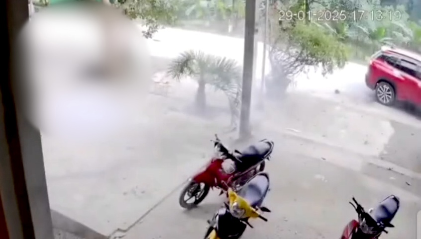 Motorbike collides with car, causing 2 casualties. Photo cut from clip