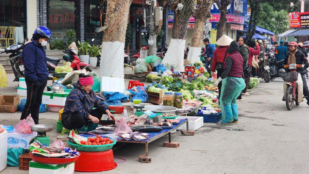 Markets in the border province of Cao Bang reopened very early. Photo: Khanh Duy.