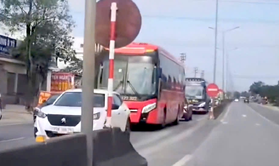 Heavy traffic congestion at Gianh Bridge through Quang Binh. Photo: P. Duy
