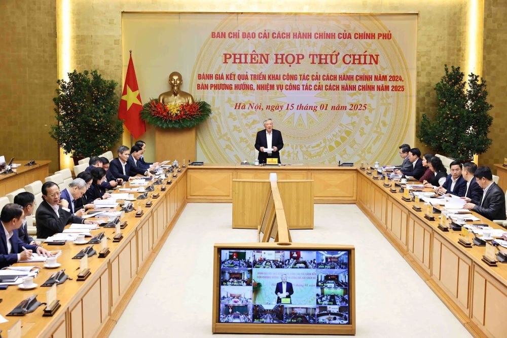 The Government Steering Committee requested to develop outstanding policies for cadres, civil servants and public employees when restructuring the apparatus. Photo: VGP