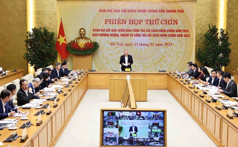 The Government Steering Committee requested to develop outstanding policies for cadres, civil servants and public employees when restructuring the apparatus. Photo: VGP