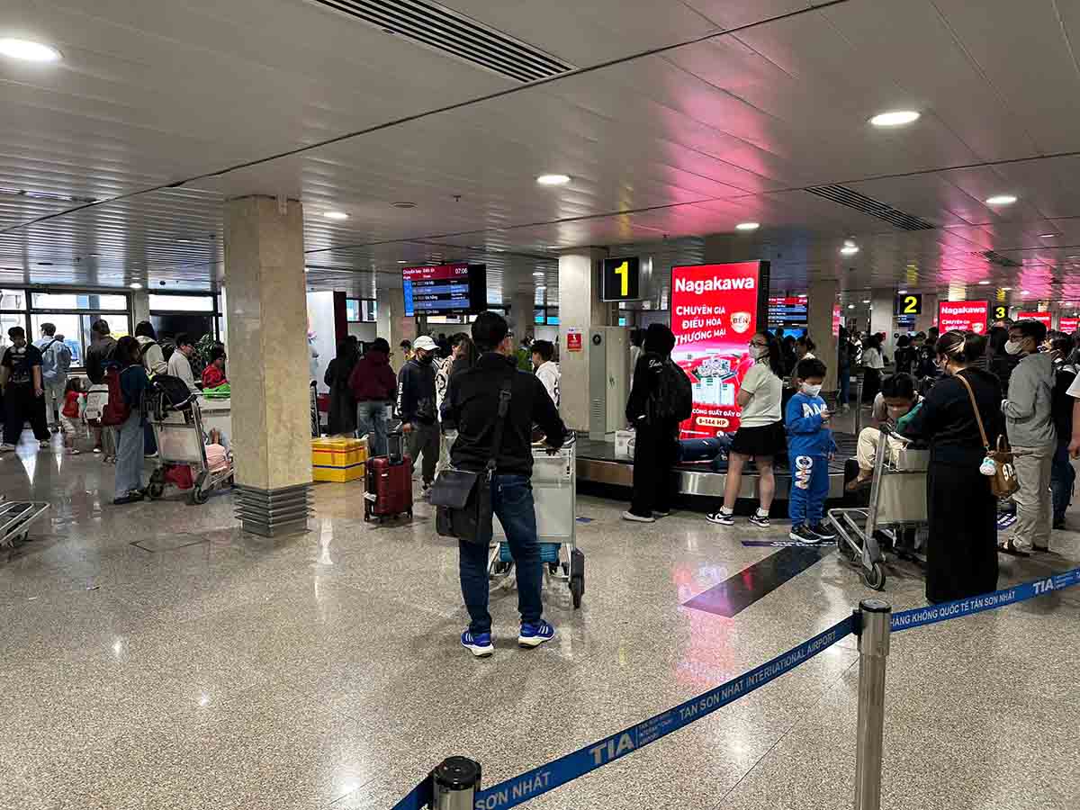 Tan Son Nhat Airport arrival terminal is bustling on the 4th day of Tet. Photo: Thuy Linh