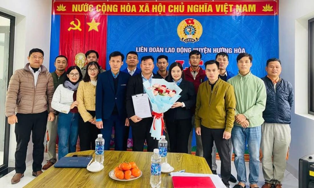 The Trade Union of Huong Hoa district (Quang Tri province) focuses on developing grassroots trade unions and training outstanding union members to introduce them to the Party in enterprises. Photo: H.Nguyen