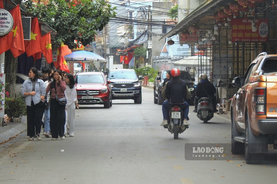 Pho, cho Ky Lua ruc ro co hoa dip Tet. Anh: To Cong.