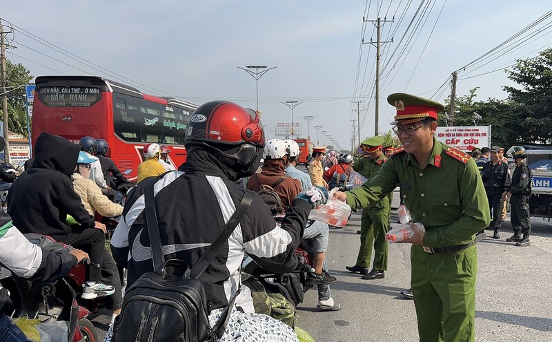 Western workers bring back home gifts to work. Photo: Hoang Loc