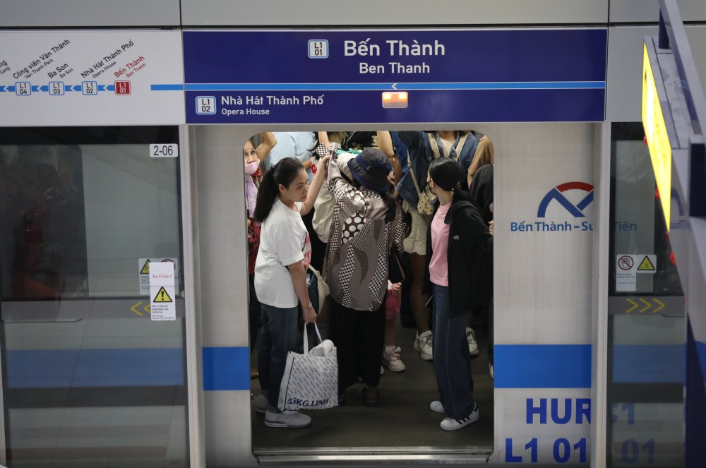 Ben duoi cac tuyen metro cung dong duc nguoi dan den tham quan va su dung. 