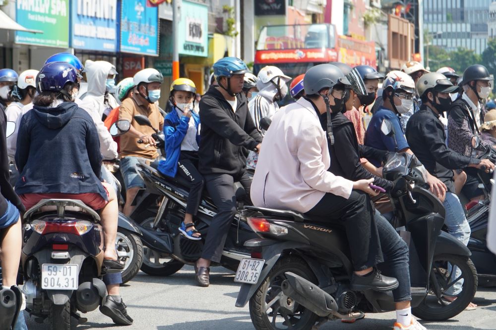 Mot doan duong Le Loi, Quan 1 bi un u do luong nguoi dan do ve Metro qua dong.