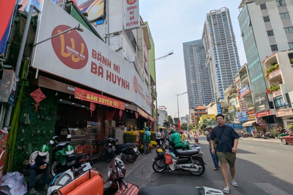   Mot so hang quan khac cung bat dau khai truong, mo cua tro lai de phuc vu nguoi dan.