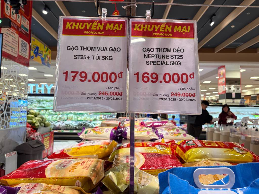 Two types of rice are discounted at Aeon Ha Dong supermarket. Photo: Bao Han