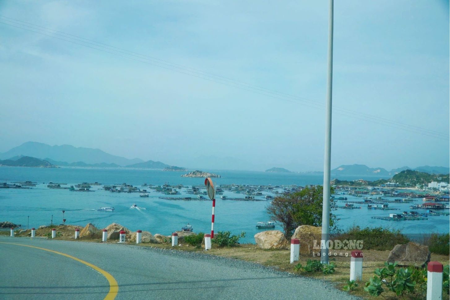 Voi chieu dai gan 60km, tuyen duong nay dua ban di qua nhieu dia diem du lich noi tieng o cac hai tinh nhu: Vuon nho Thai An (vuon nho lon nhat tinh Ninh Thuan), hang Rai, vinh Vinh Hy, bai Kinh...