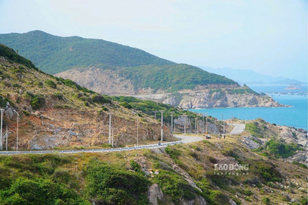 Tinh lo DT702, hay con goi la cung duong Vinh Hy - Binh Lap, noi lien hai tinh Ninh Thuan va Khanh Hoa. Tuyen duong nay dua lung vao Vuon Quoc gia Nui Chua, huong mat ra bien Dong.