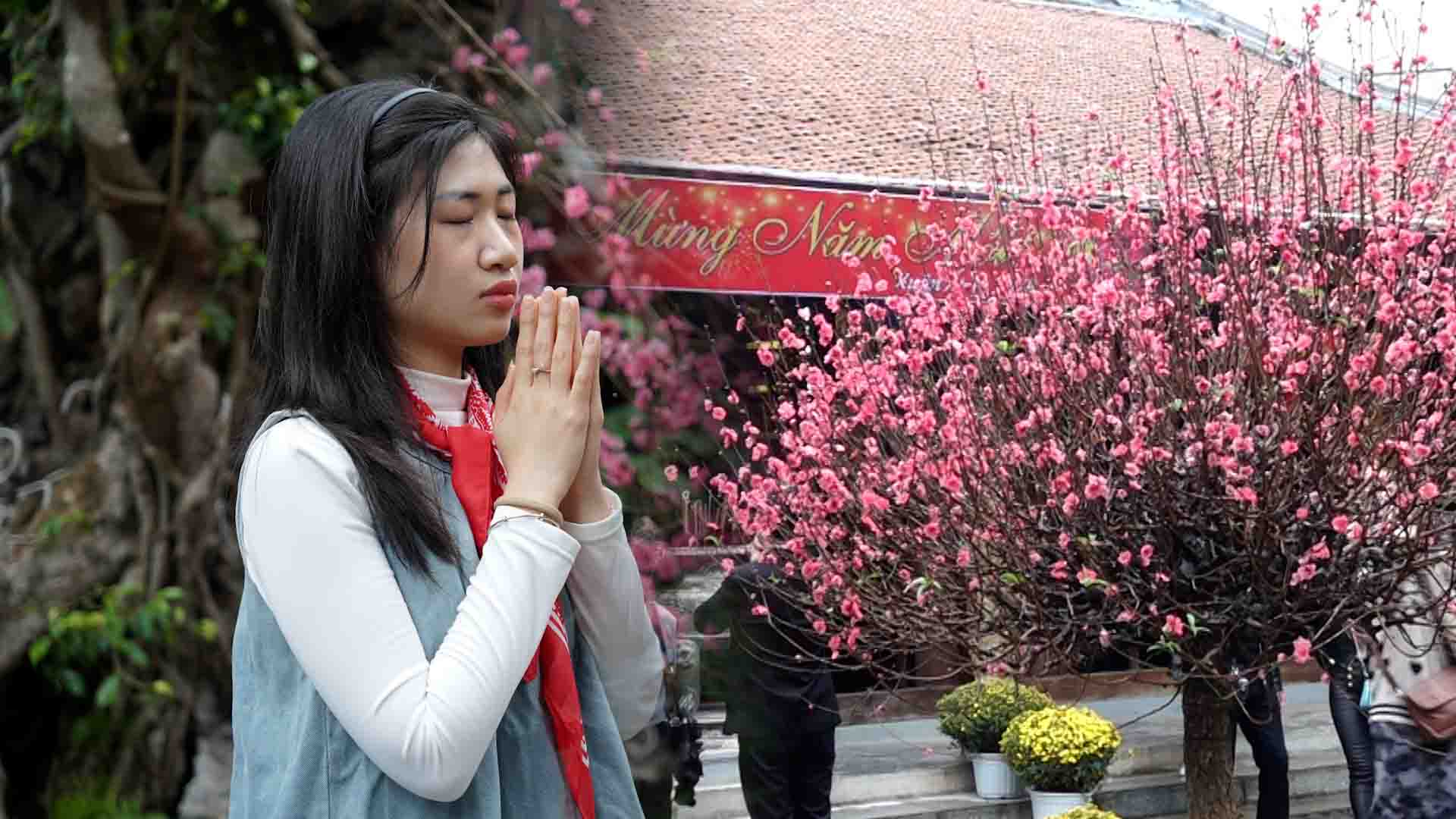 "Single men and women" flock to Ha pagoda to pray for love