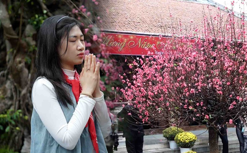 "Single men and women" flock to Ha pagoda to pray for love