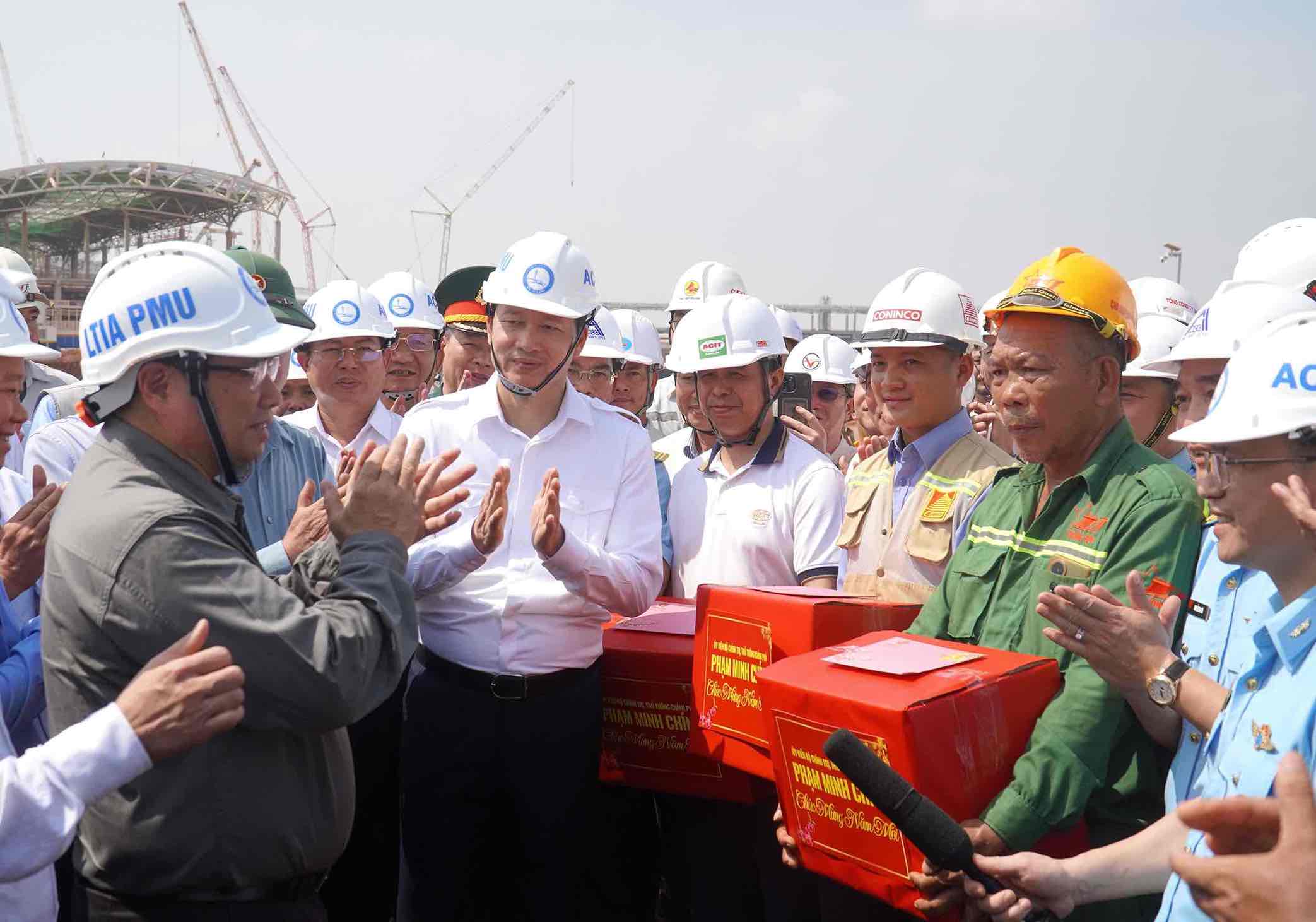 Thủ tướng Chính phủ Phạm Minh Chính đề nghị tỉnh Đồng Nai phối hợp với các bộ ngành liên quan tháo gỡ vướng mắc, cung cấp đầy đủ kịp thời nguồn vật liệu xây dựng, vật liệu san lấp phục vụ thi công dự án sân bay Long Thành. Ảnh: HAC