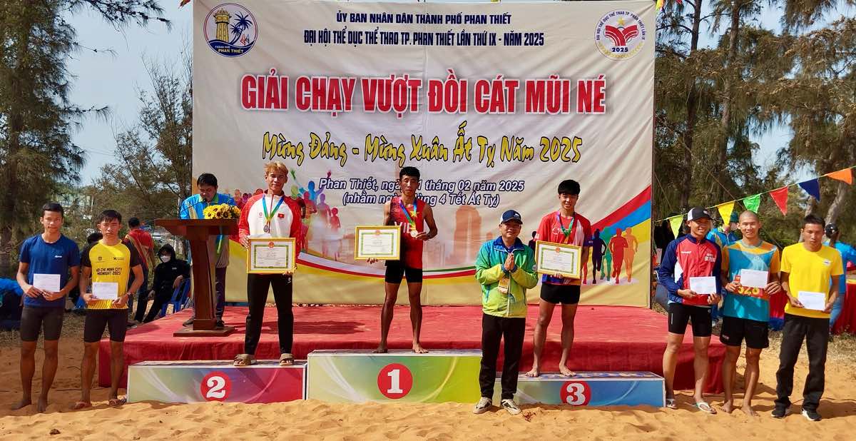 Trao giai cho cac van dong vien xuat sac. Anh: Duy Tuan 