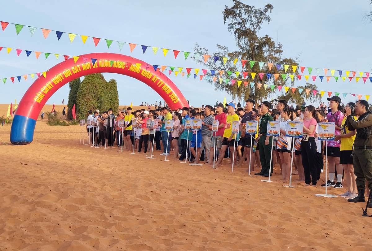 Cac doi tham gia giai chay vuot doi cat Mui Ne. Anh: Duy Tuan 