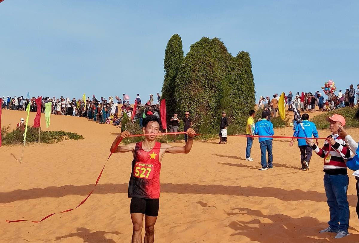 Van dong vien nam can dich dau tien. Anh: Duy Tuan 