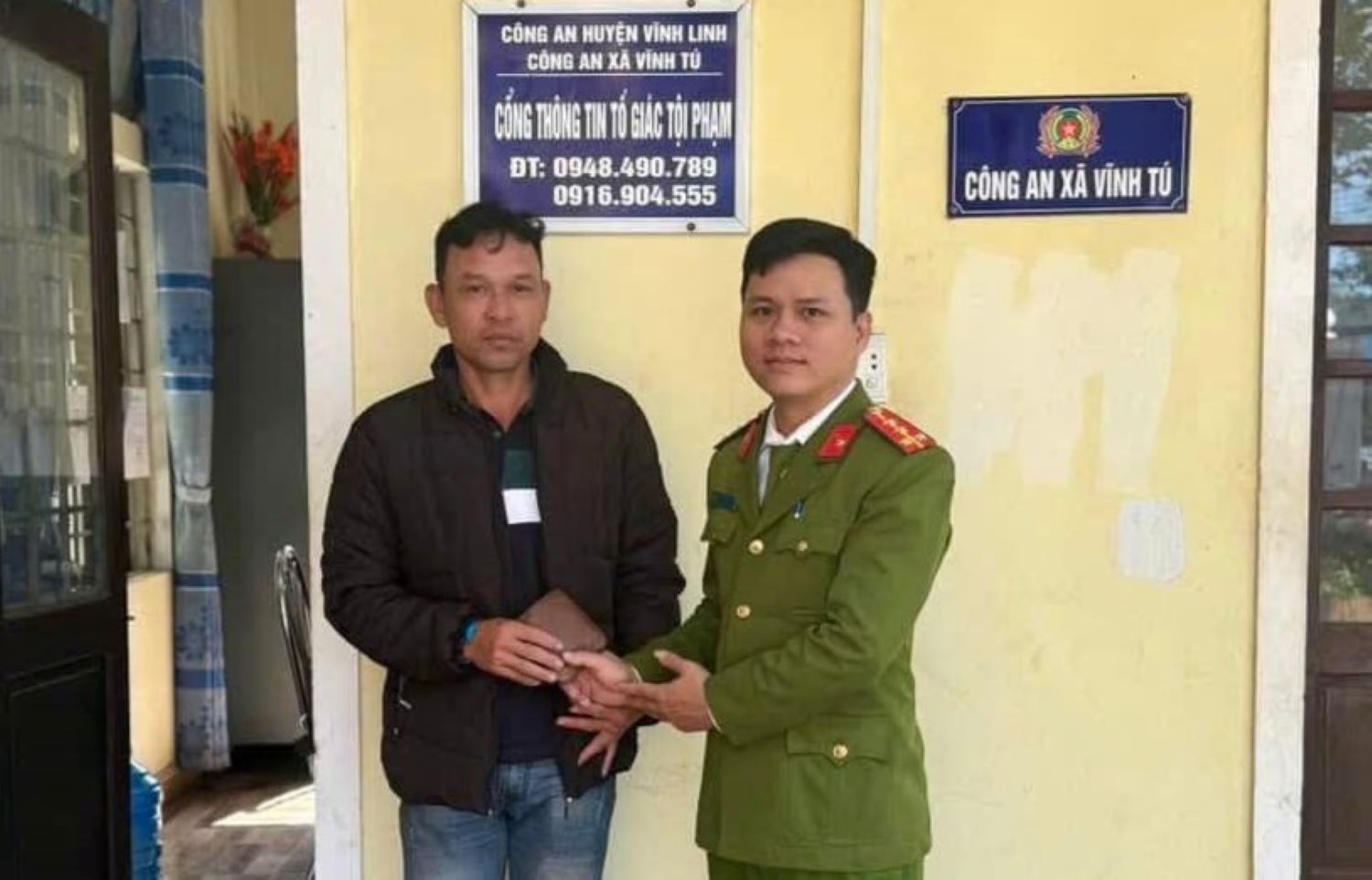 Vinh Tu Commune Police Officer returns wallet to the person who lost it on the 4th day of Tet. Photo: Vinh Tu Commune Police