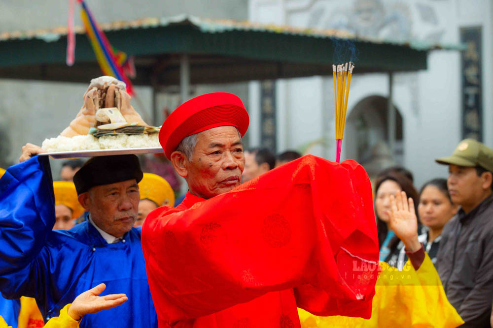 Nghi thuc dang le nam nay co sau mam le voi day du san vat tai dia phuong nhu gao nep, thu lon do nhung cu cao nien trong lang dam nhan.