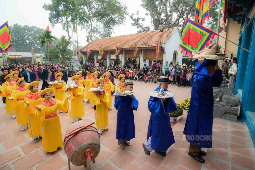 Hoat dong van hoa dau xuan duoc to chuc tai mieu Dai Dong voi su tham gia cua hai lang Bich Dai va Dong Ve.