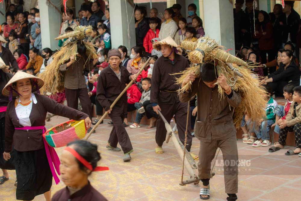 Chi trong thoang choc, san mieu lang Dai Dong hoa thanh canh dong ruong cua nguoi nong dan vung chau tho song Hong voi hinh tuong con trau di truoc, cai cay di sau.