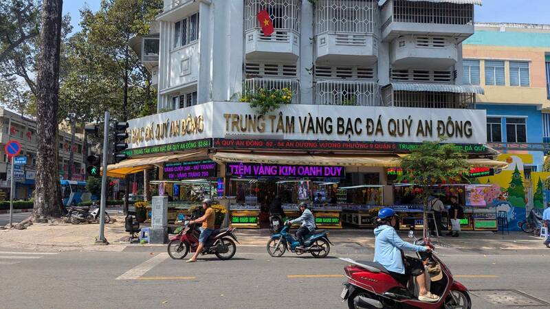 Luong khach giao dich o cac cua hang hoat dong kha vang. Anh: Ngoc Le