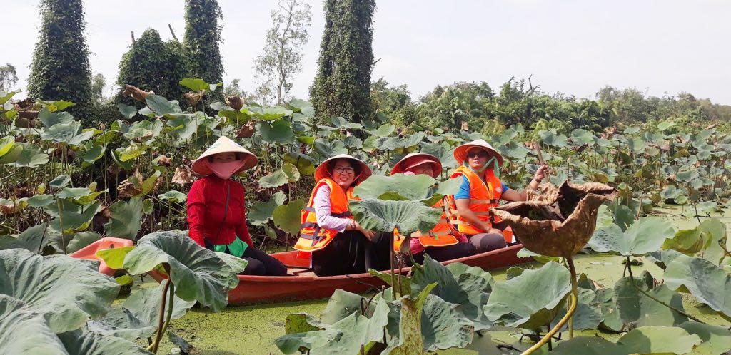 Ngay nay, den voi khu bao ton sinh thai Dong Thap Muoi (huyen Tan Phuoc, tinh Tien Giang), du khach khong chi bi thu hut boi khong gian thien nhien voi rung tram rop bong hai ben, ma con duoc tiep xuc o cu ly gan voi hang loat loai chim nuoc, dong vat hoang da quy hiem.