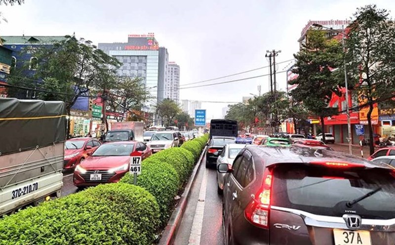 Due to the rapid increase in the number of cars, traffic jams occur during rush hour in Vinh City, Nghe An. Photo: Quang Dai