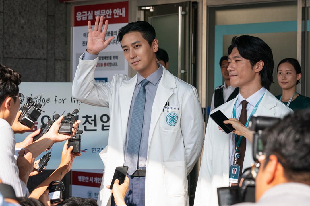 Joo Ji Hoon is loved for playing the main role in the Korean movie "Trauma Care Center". Photo: Producer