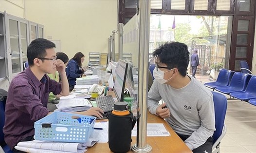 Cán bộ BHXH TP Hà Nội tư vấn cho bạn đọc về cách tính lương hưu khi muốn nghỉ hưu sớm. Ảnh minh họa: Hà Anh