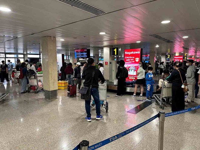 Tan Son Nhat Airport arrival terminal is bustling on the 4th day of Tet. Photo: Thuy Linh