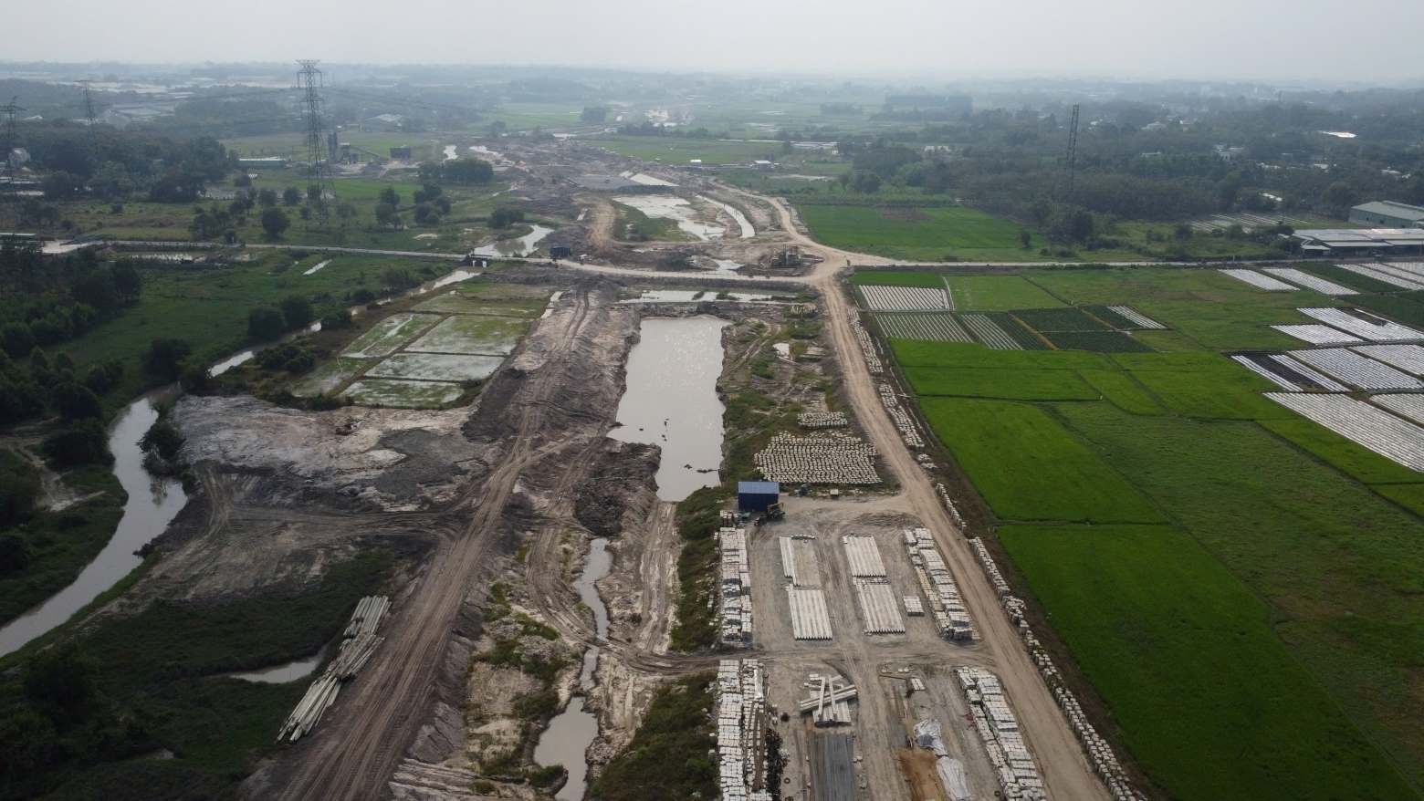 46,5km xay dung moi hoan toan chu yeu di doc suoi va qua cac vuon cay cao su.Anh: Dinh Trong