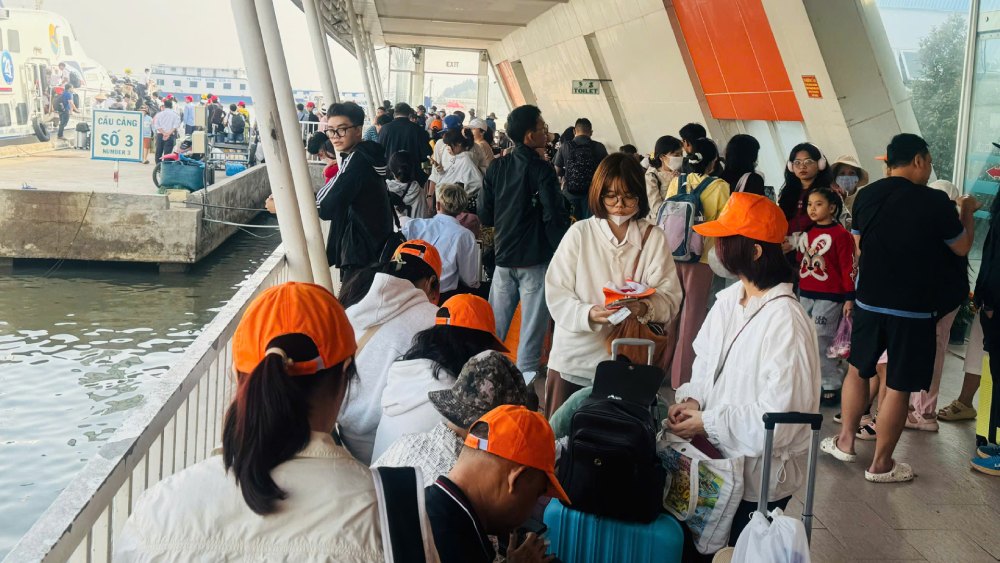 On the fourth day of Tet, there were still many tourists coming to Phu Quoc by speedboat and ferry. Photo: Xuan Nhi