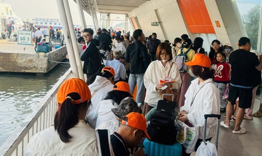Mùng 4 Tết, vẫn có rất đông du khách đến Phú Quốc bằng tàu cao tốc, phà. Ảnh: Xuân Nhi
