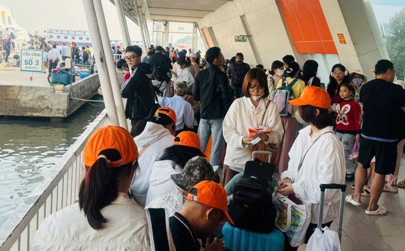 On the fourth day of Tet, there were still many tourists coming to Phu Quoc by speedboat and ferry. Photo: Xuan Nhi