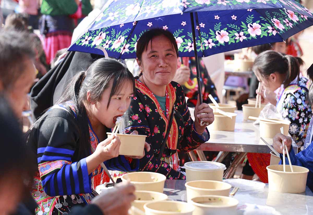Trong khi người dân biên giới Điện Biên được ăn 2.000 bát phở miễn phí trong ngày Hội Xuân thì cộng đồng mạng đang tranh cãi về chuyện 3 bát bún riêu có giá lên tới 1,2 triệu đồng. Ảnh: CTV