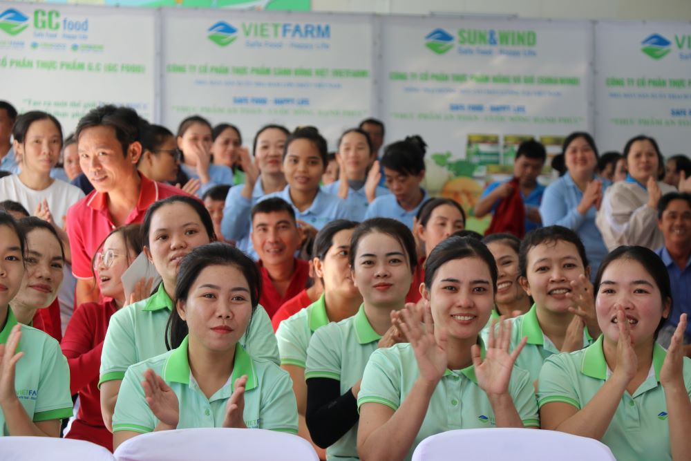 The union participates in building a team of Ninh Thuan workers with expertise and political courage, and introduces them to the Party for consideration and admission. Photo: Phuong Linh