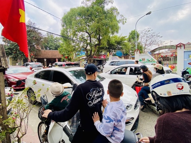 Vehicles pouring into Duong Lam ancient village, causing traffic jam. Photo: Thuy Linh