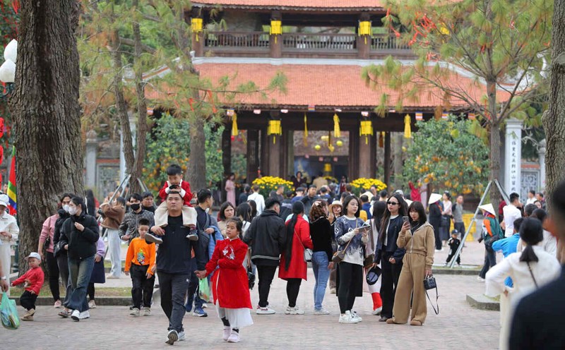 Bustling atmosphere at Con Son – Kiep Bac. Photo: Mai Huong