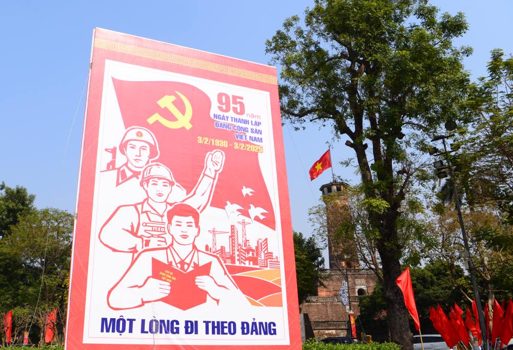 Hanoi streets decorated for the occasion of the Lunar New Year and the 95th anniversary of the founding of the Communist Party of Vietnam. Photo: T.Vuong
