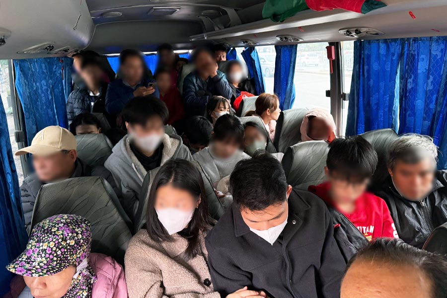 Hanoi Traffic Police check every passenger bus, strictly handle overcrowding behavior