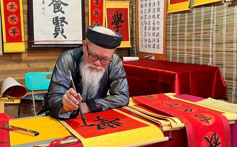 The custom of writing and asking for calligraphy at the beginning of Spring has been a beautiful cultural feature for many generations. Illustration: Mai Chi
