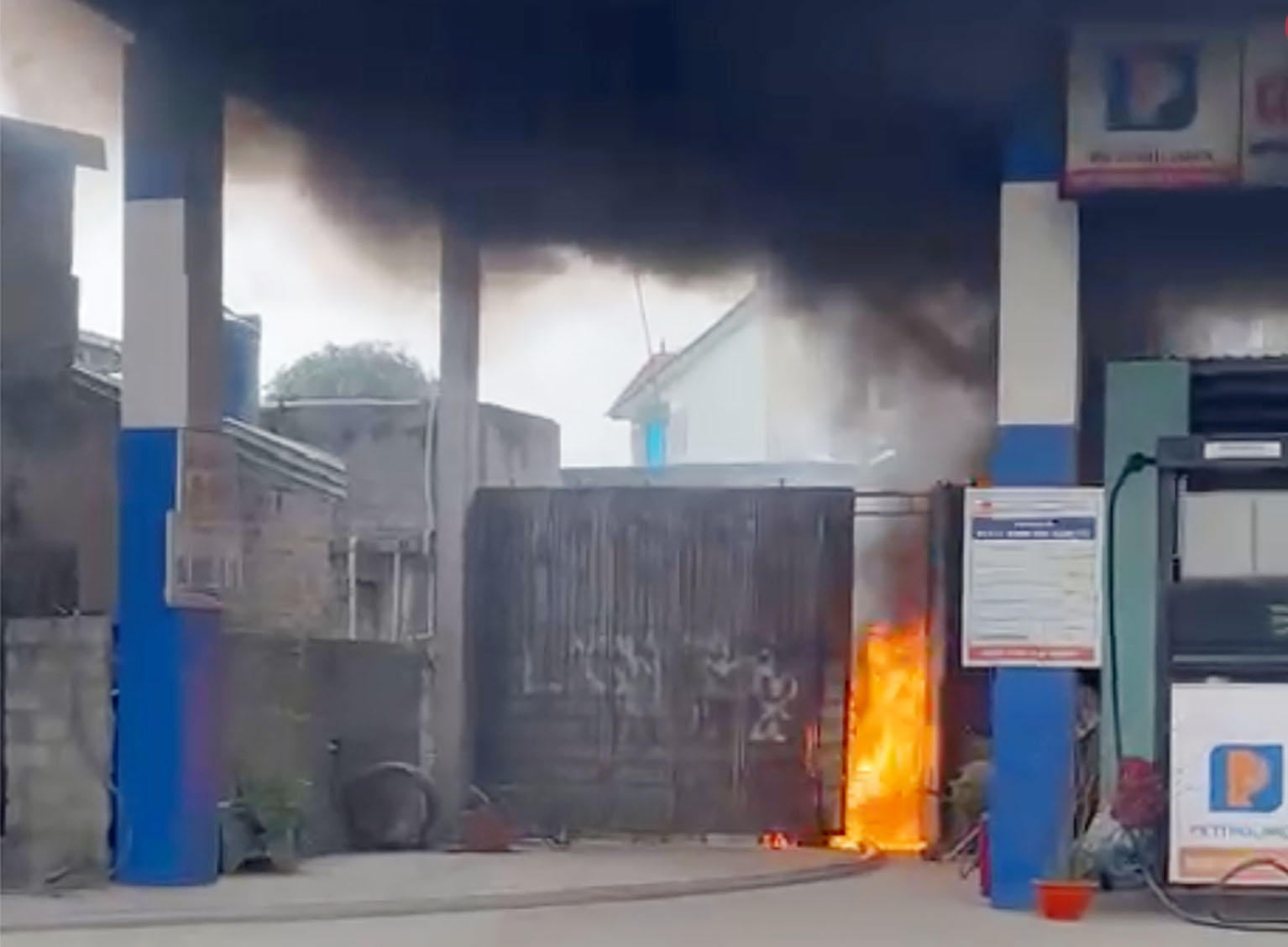 The scene of the fire at the gas station of Son Tinh private enterprise, Kim Lien commune, Nam Dan district. Photo: Hai Dang