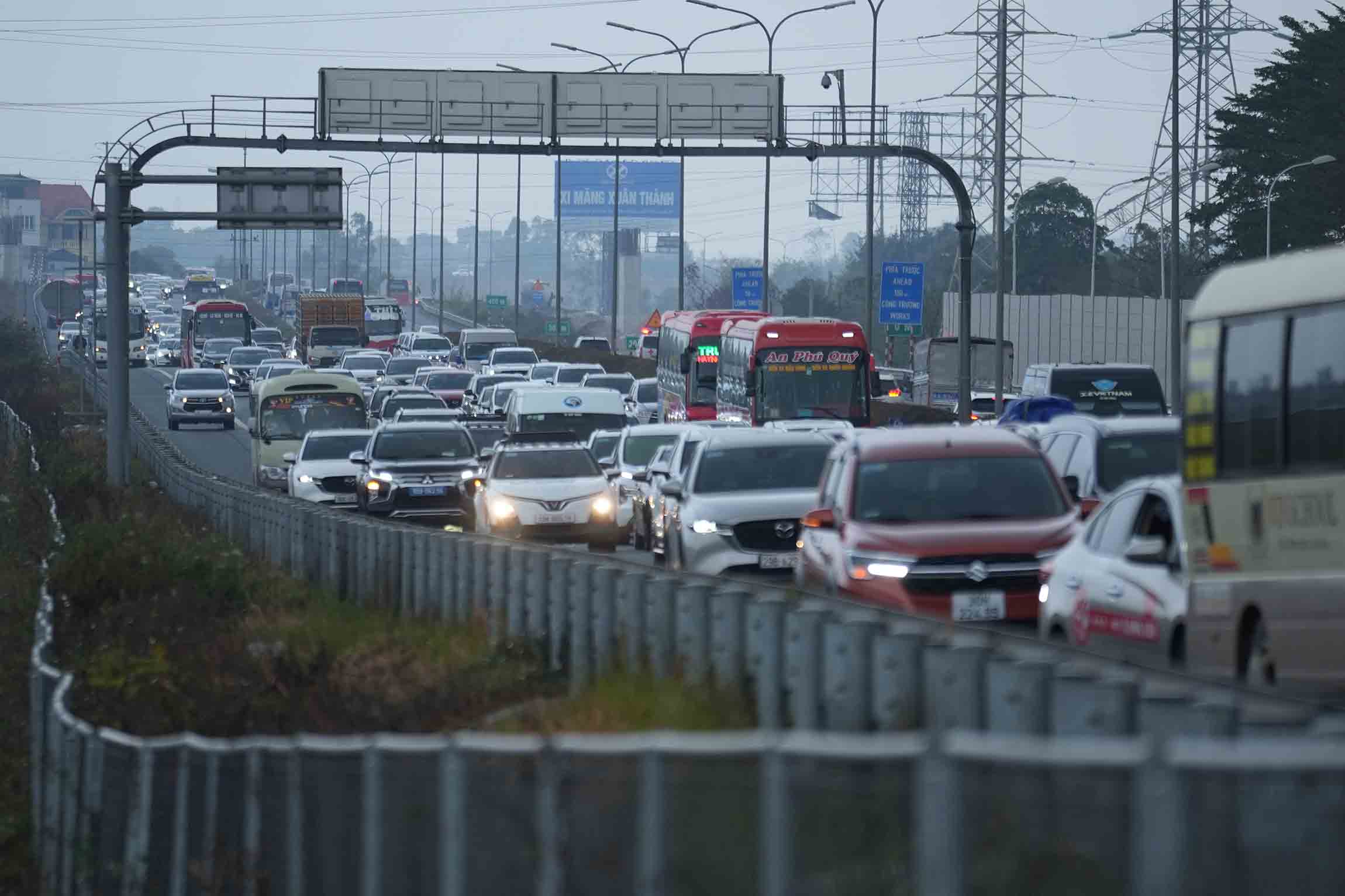 Ùn tắc trên cao tốc Pháp Vân - Cầu Giẽ, chiều 1.2. Ảnh: Hữu Chánh