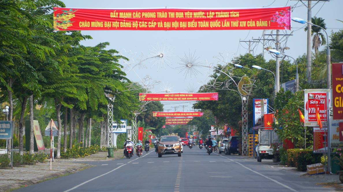 Nhung ngay dau nam moi 2025, nhieu tuyen duong tai Can Tho duoc trang hoang cac loai ap phich, pano, cum pano kich thuoc lon de chao mung 95 nam Ngay thanh lap Dang Cong san Viet Nam va Xuan At Ty.