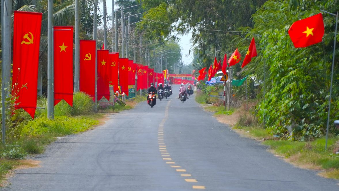 Duong Le Duc Tho va duong vao xa Nong thon moi nang cao Thoi Xuan ruc ro co, hoa.