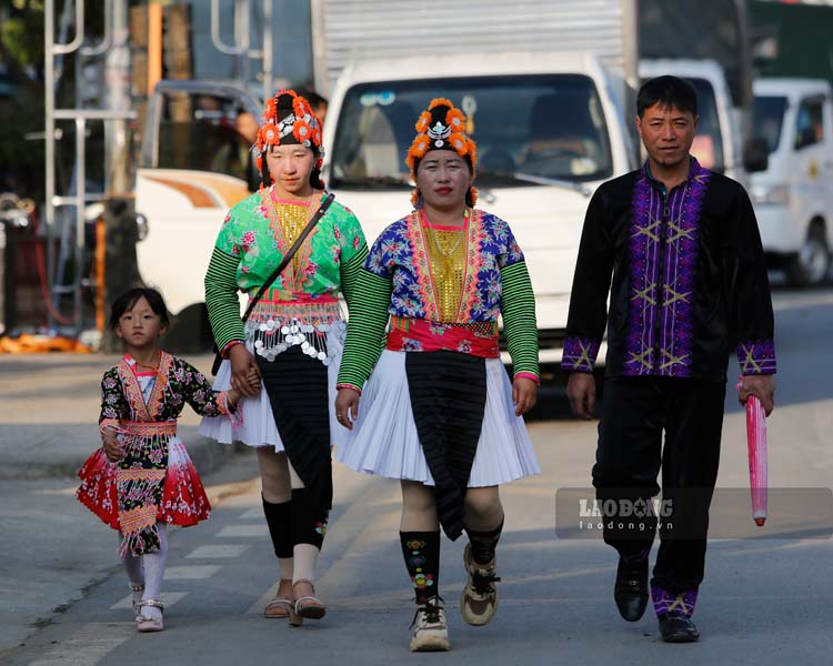 Trong nhung ngay dau xuan nam moi At Ty 2025, tren cac con duong vung cao Tay Bac, tung doan nguoi Mong, Thai... da do ve trung tam huyen, xa de tham gia cac hoat dong vui xuan. 