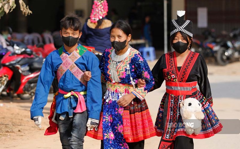 The destinations of the people are often places where entertainment activities, traditional festivals, and Tet markets take place.