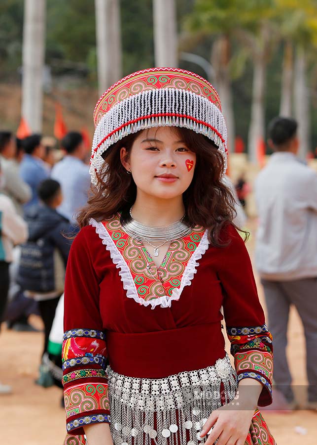 Co mat tai hoi xuan huyen Dien Bien Dong, tinh Dien Bien, ban Thao Thi Si (18 tuoi, xa Sam Kha, huyen Sop Cop, tinh Son La) - cho biet: “Toi da phai di tu 4h sang de den day. Nam nao cung vay, cu den Tet la toi lai chuan bi cho minh nhung bo quan ao moi ruc ro nhat”.