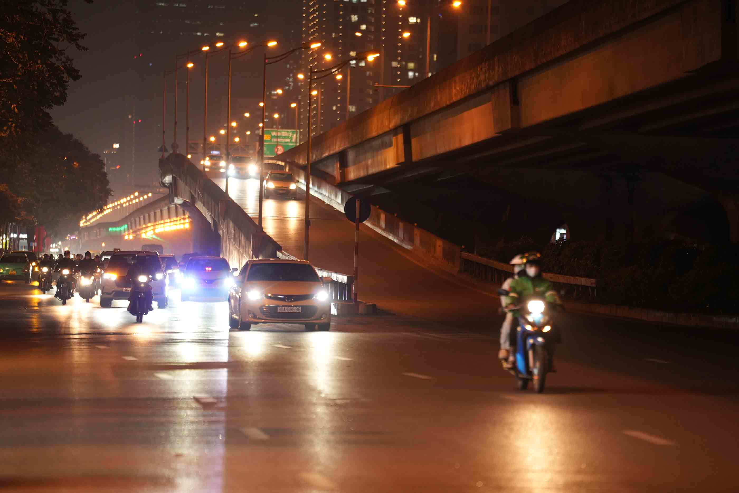 Người dân di chuyển thuận lợi trên đường Khuất Duy Tiến. Ảnh: Hữu Chánh